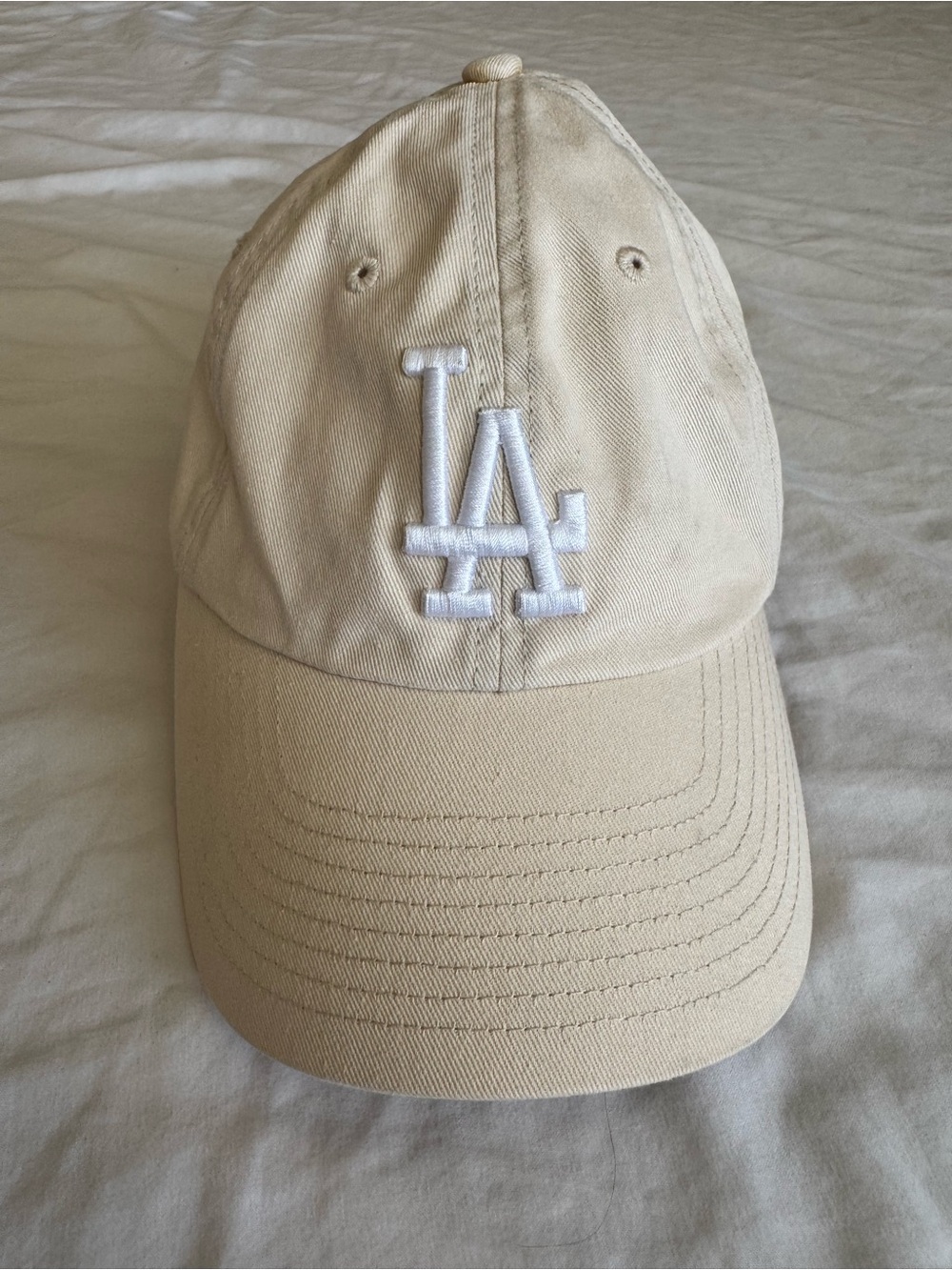 Levi's Cream Baseball Cap with White LA Embroidery Patch Trendy Off White